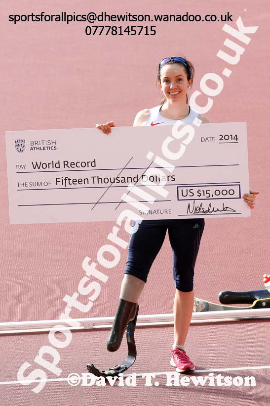 Stef Reid (GB) with a cheque for 15,000 dollars after winning the F44 long jump with a world record 5.47 metres at the Glasgow Diamond League. Photo: David T. Hewitson/Sports for All Pics